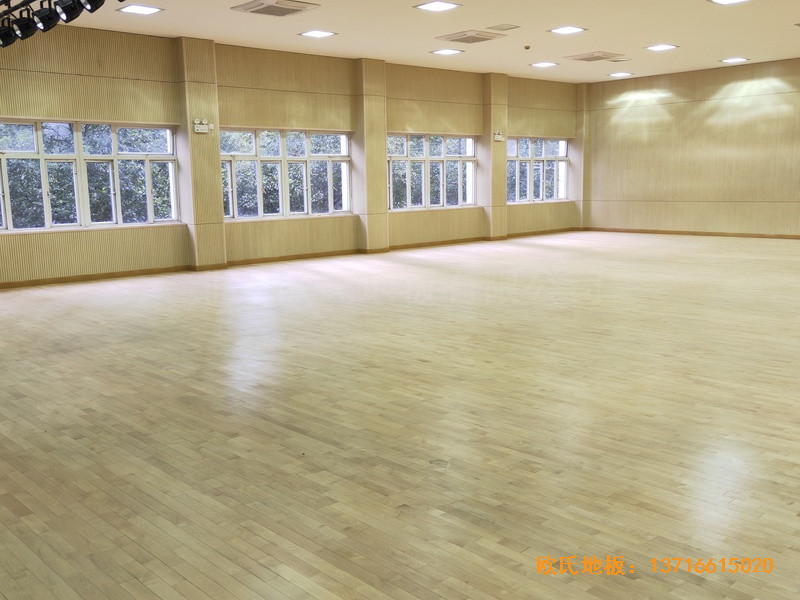 上海豐莊西路綠地小學(xué)舞臺(tái)體育地板施工案例5
