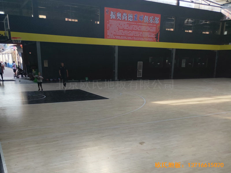 南陽驕陽體育籃球俱樂部運動木地板安裝案例2