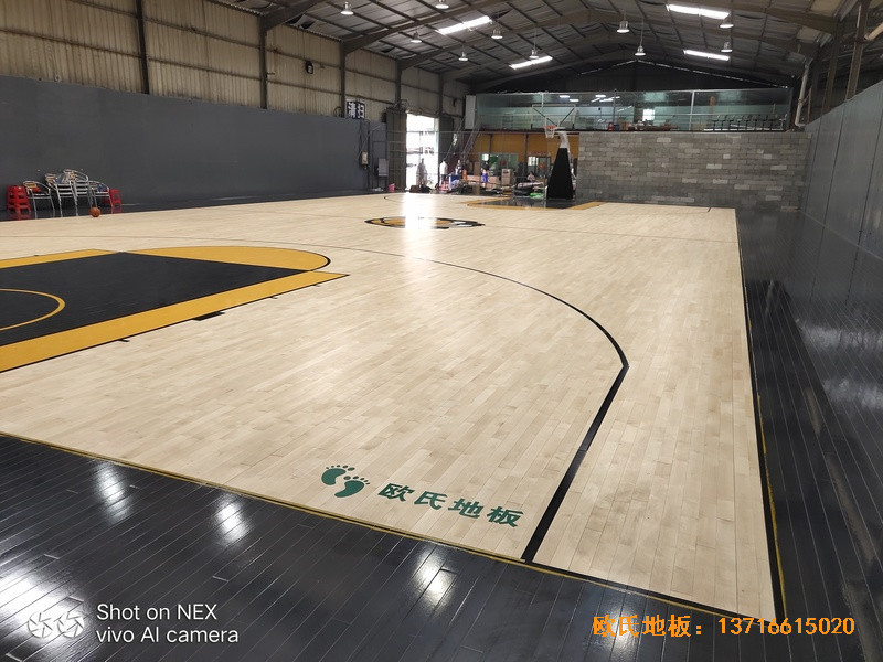 泉州僑鄉(xiāng)壹噸籃球場運(yùn)動地板施工案例2