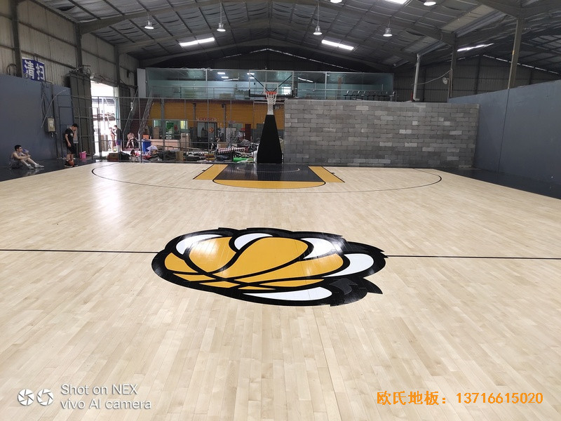泉州僑鄉(xiāng)壹噸籃球場運(yùn)動地板施工案例3