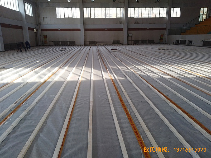 山東淄博工業(yè)職業(yè)學(xué)院籃球館體育地板鋪設(shè)案例1