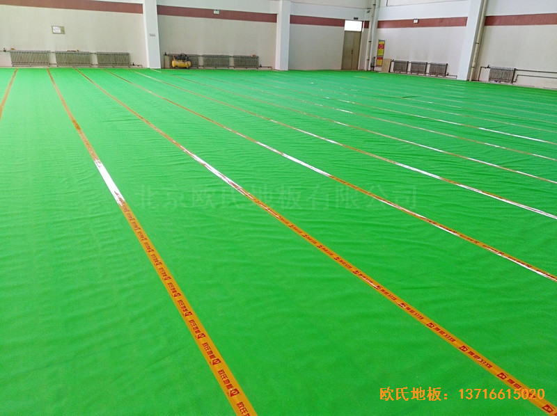 山東淄博工業(yè)職業(yè)學(xué)院籃球館體育地板鋪設(shè)案例3