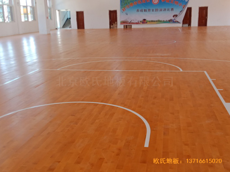 山東菏澤第六實(shí)驗(yàn)小學(xué)籃球館體育木地板鋪設(shè)案例4