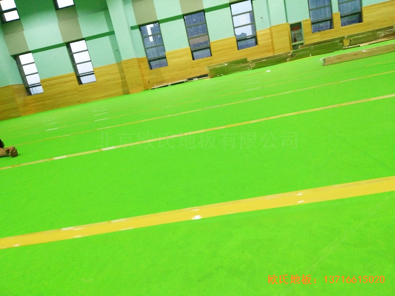 武漢廣阜屯小學(xué)清江錦城分校籃球館運(yùn)動木地板施工案例3