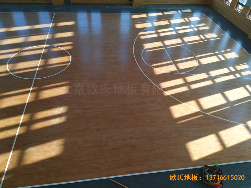 武漢廣阜屯小學(xué)清江錦城分?；@球館運(yùn)動木地板施工案例4