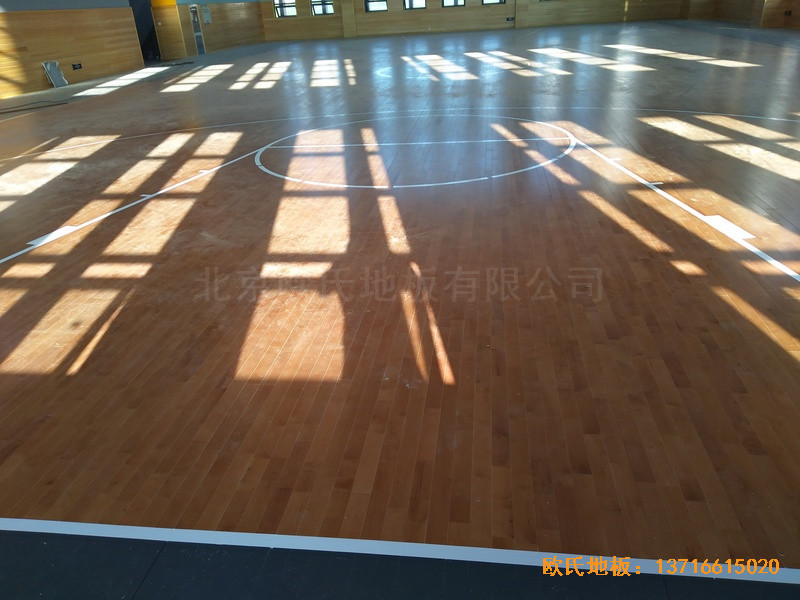 武漢廣阜屯小學(xué)清江錦城分校籃球館運(yùn)動木地板施工案例5