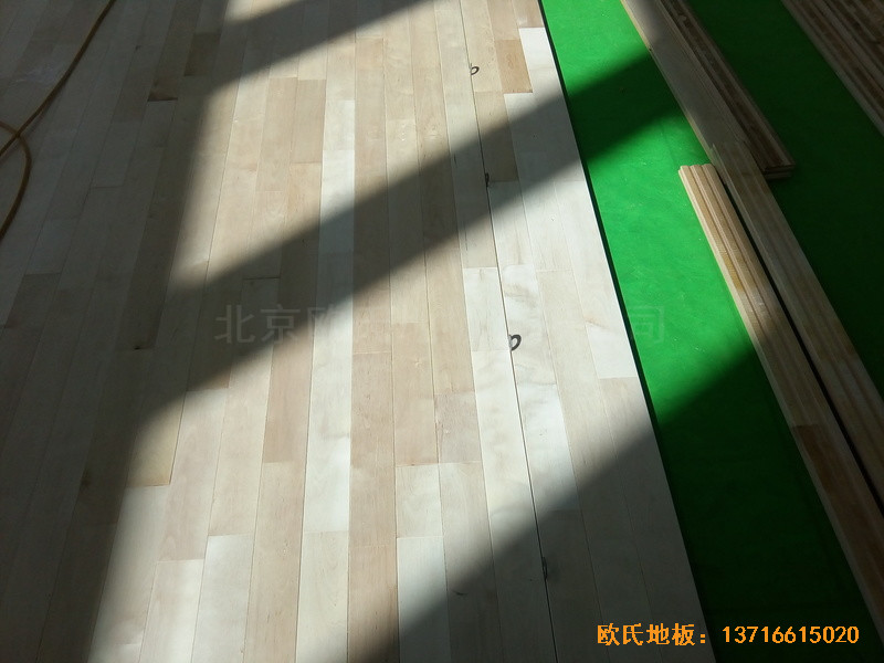 江蘇常卅市都市科技園籃球館運(yùn)動木地板鋪裝案例3