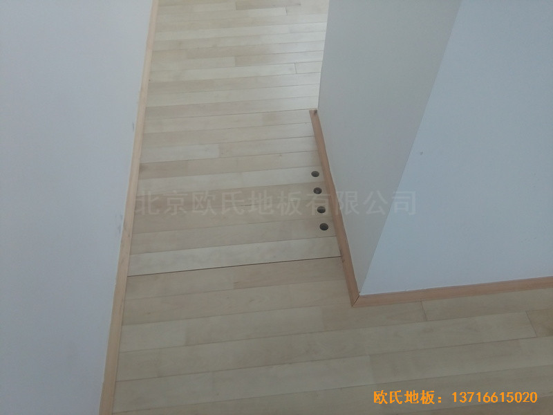 江蘇常卅市都市科技園籃球館運(yùn)動木地板鋪裝案例4