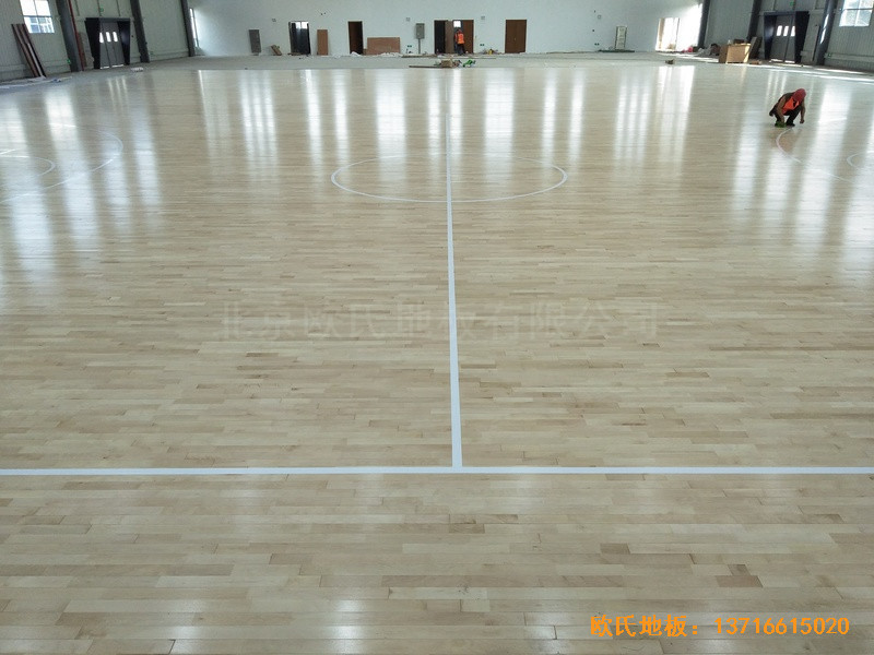 江蘇新能源科技公司籃球館運(yùn)動(dòng)木地板安裝案例0