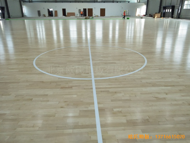 江蘇新能源科技公司籃球館運(yùn)動(dòng)木地板安裝案例4