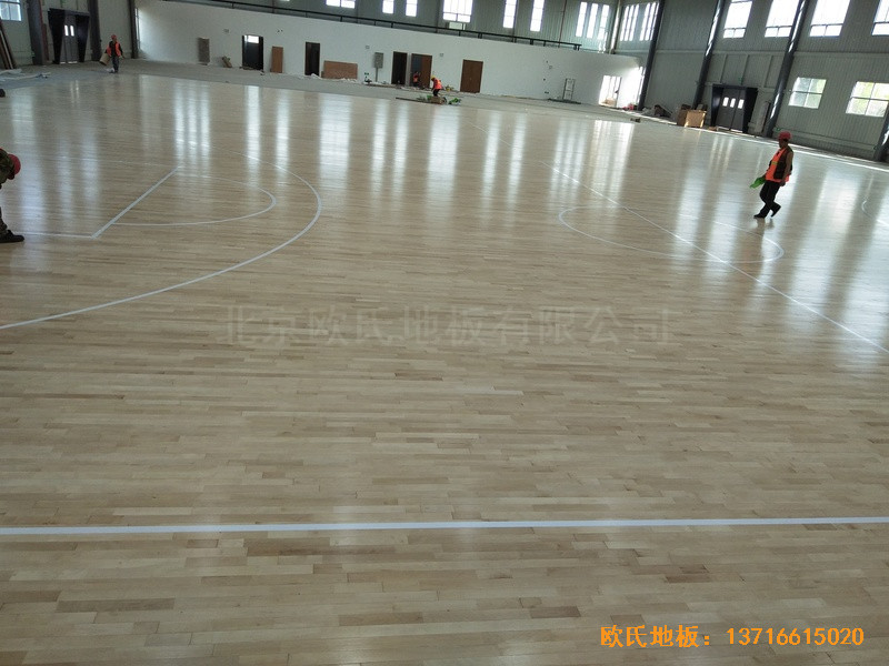 江蘇新能源科技公司籃球館運(yùn)動(dòng)木地板安裝案例5