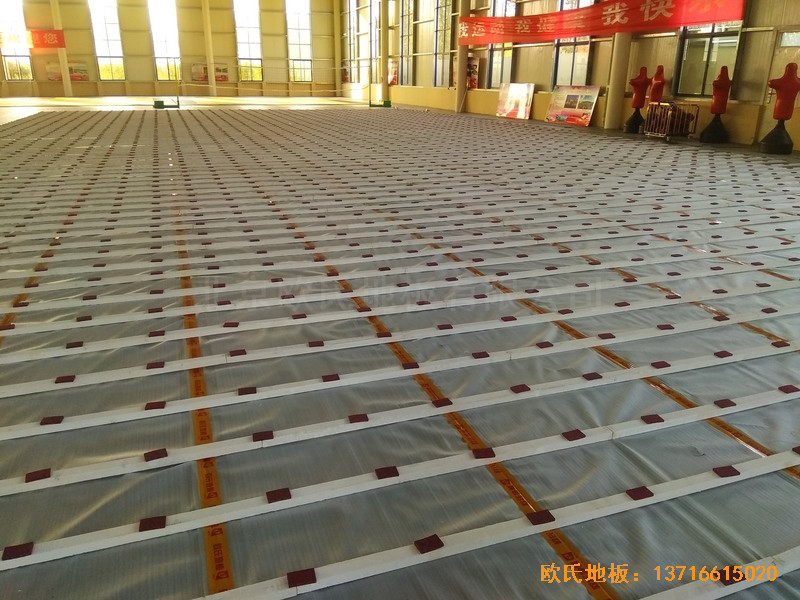 江蘇虎腰村愛爾行業(yè)學(xué)校運(yùn)動(dòng)館體育木地板施工案例2