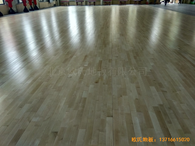 江蘇虎腰村愛爾行業(yè)學(xué)校運(yùn)動(dòng)館體育木地板施工案例4