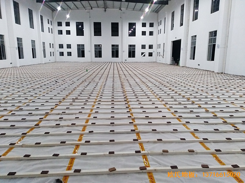 江西鷹潭余江縣工業(yè)園區(qū)籃球館體育木地板鋪設(shè)案例1