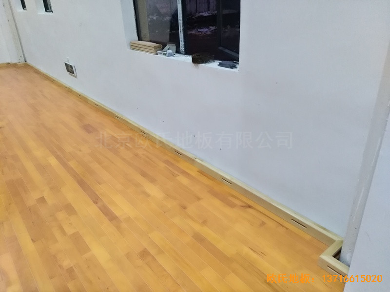 江西鷹潭余江縣工業(yè)園區(qū)籃球館體育木地板鋪設(shè)案例2