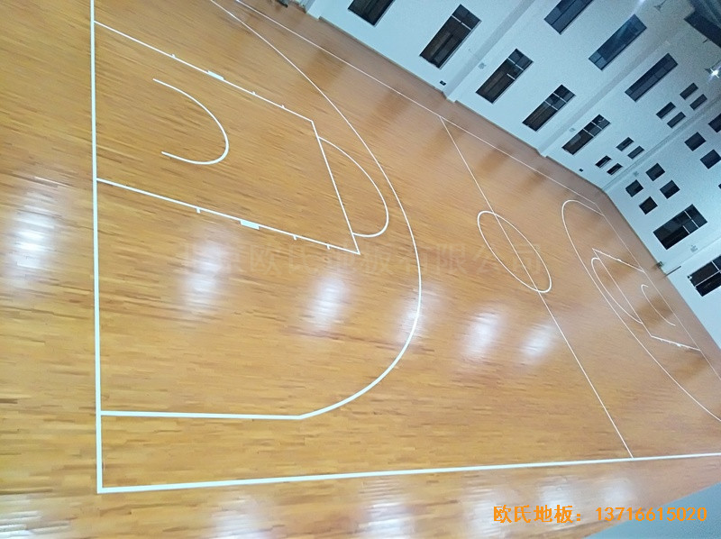 江西鷹潭余江縣工業(yè)園區(qū)籃球館體育木地板鋪設(shè)案例3