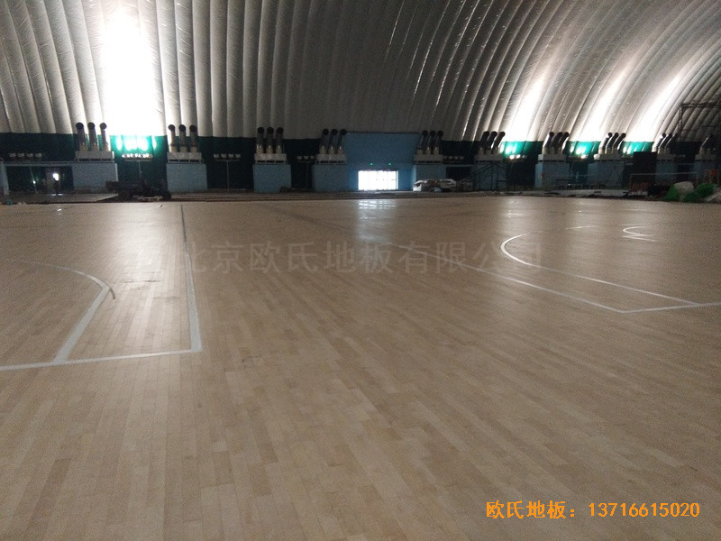 河北華中溫泉假日酒店籃球館運(yùn)動(dòng)地板鋪設(shè)案例3