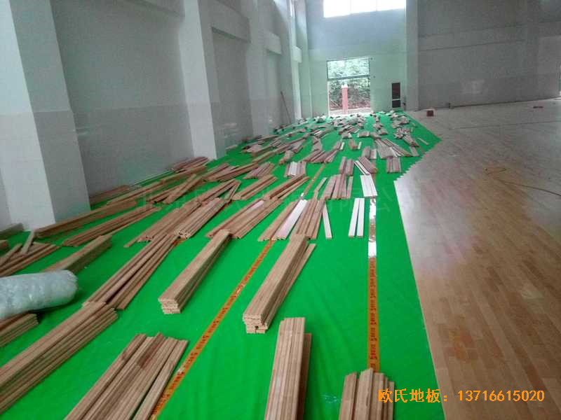河南洛陽伊水小學(xué)籃球館運動木地板施工案例3
