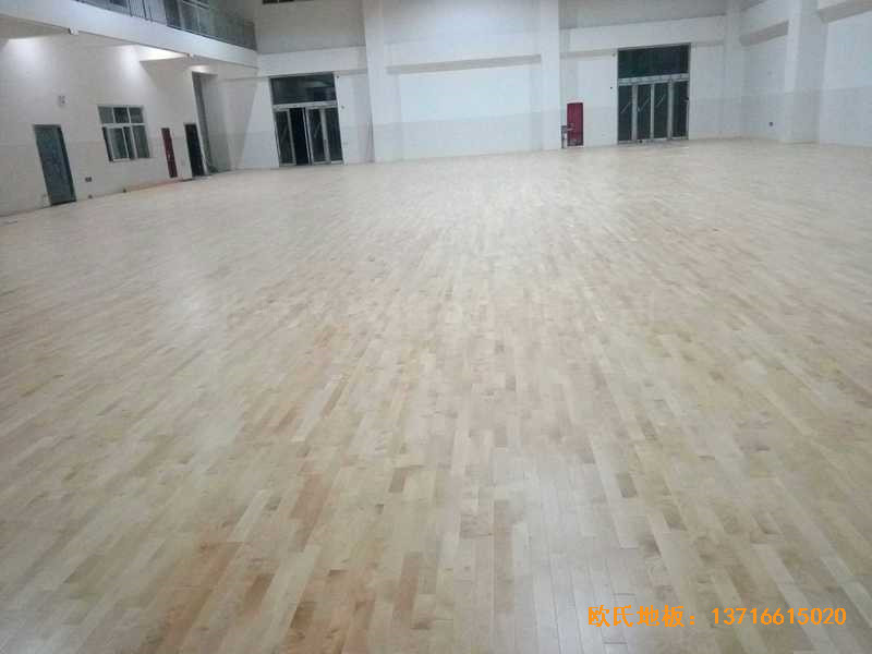 河南洛陽伊水小學(xué)籃球館運動木地板施工案例4