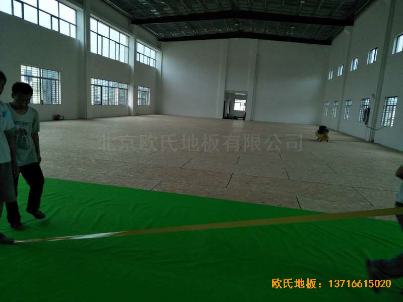 湖北鄢家河三組籃球館體育木地板鋪設(shè)案例2