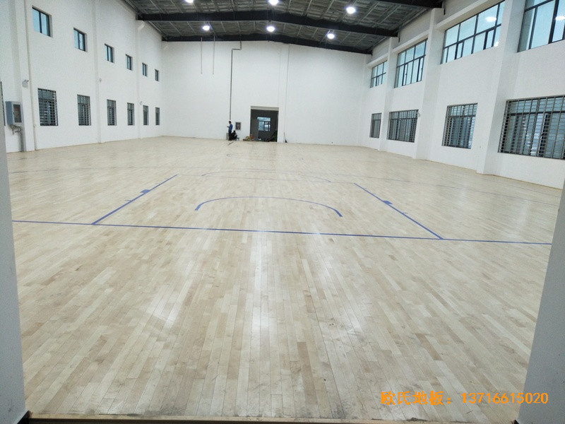 湖北鄢家河三組籃球館體育木地板鋪設(shè)案例4