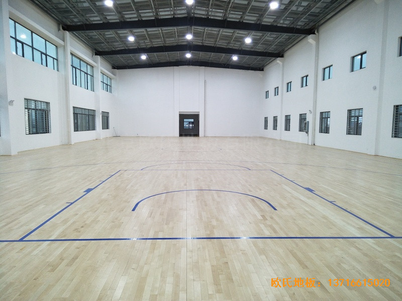 湖北鄢家河三組籃球館體育木地板鋪設(shè)案例5