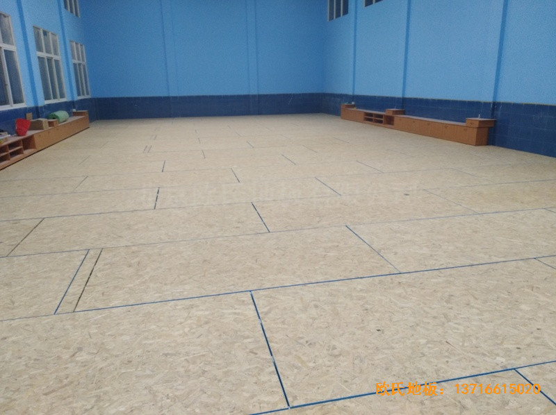 湖南婁底市建設(shè)銀行羽毛球館體育木地板安裝案例2