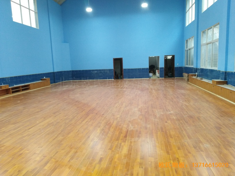 湖南婁底市建設(shè)銀行羽毛球館體育木地板安裝案例4
