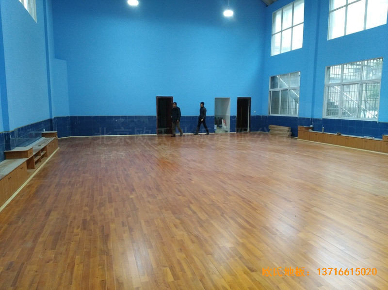 湖南婁底市建設(shè)銀行羽毛球館體育木地板安裝案例5