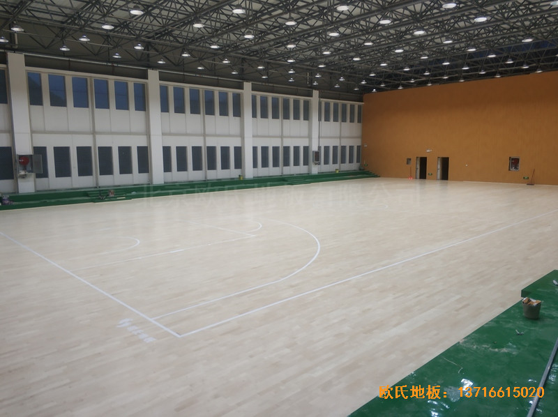云南富寧一中籃球館運(yùn)動木地板鋪裝案例3