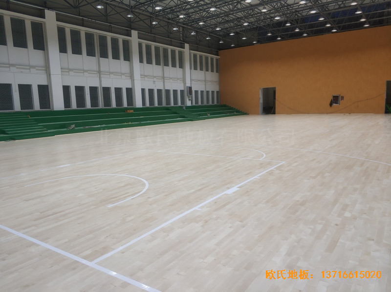 云南富寧一中籃球館運(yùn)動木地板鋪裝案例4