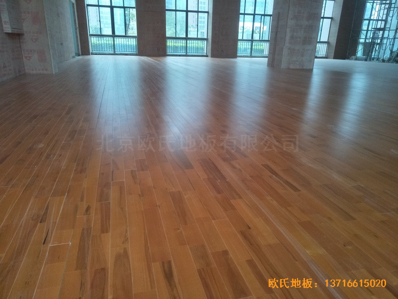福建泉州海關(guān)橋南運(yùn)動(dòng)場(chǎng)體育木地板鋪設(shè)案例0