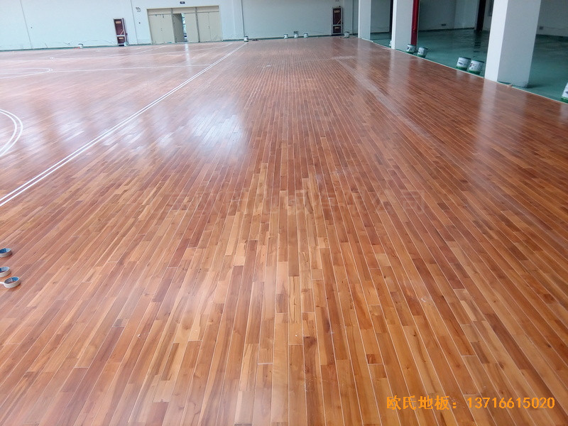 陜西安康職業(yè)技術(shù)學院籃球館運動木地板施工案例4