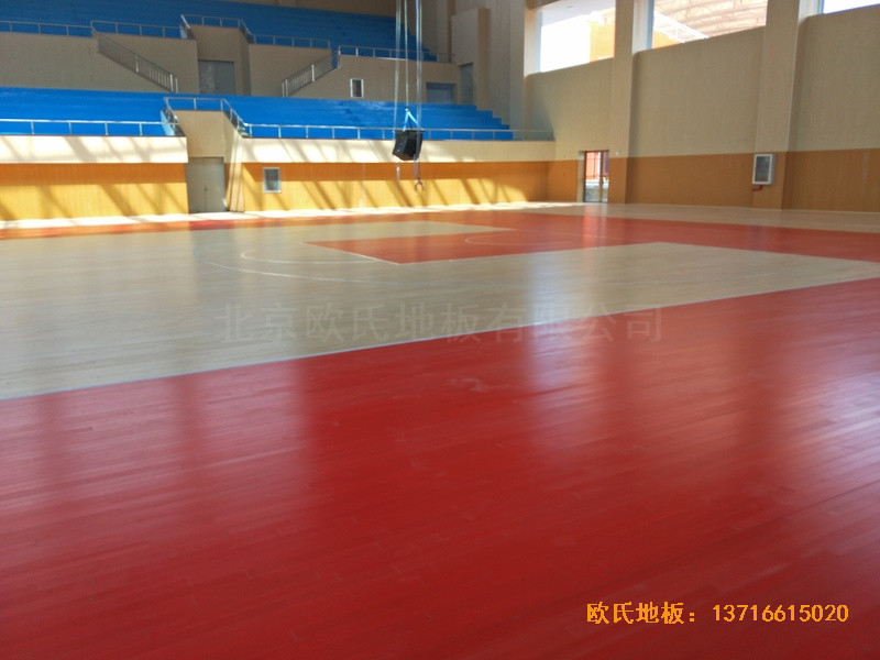 云南楚雄醫(yī)專學(xué)院籃球館運(yùn)動(dòng)木地板鋪設(shè)案例4