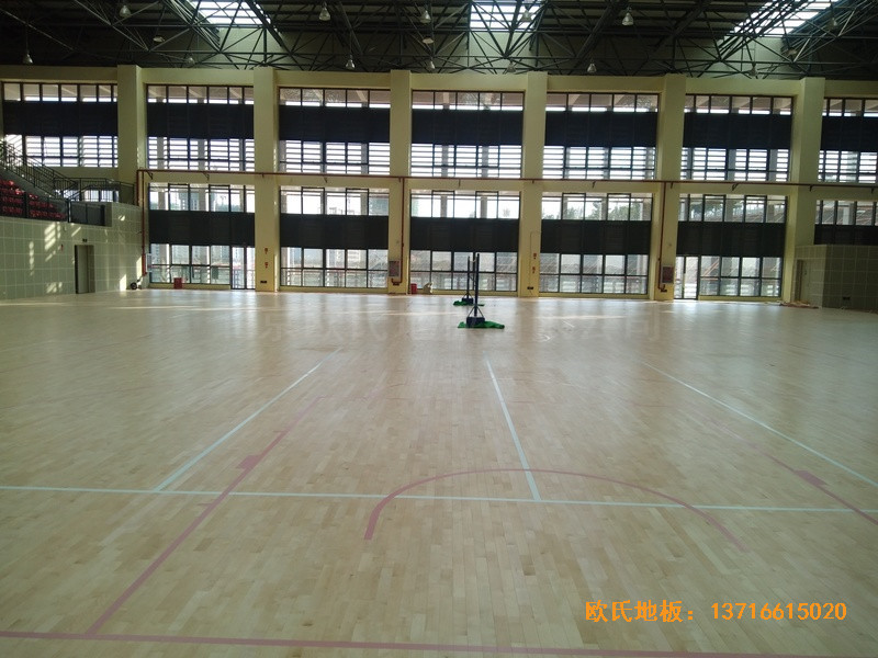 云南滇西技術(shù)大學(xué)總部籃球館運(yùn)動(dòng)木地板施工案例0
