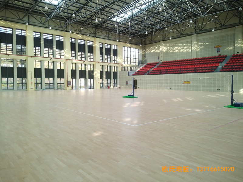 云南滇西技術(shù)大學(xué)總部籃球館運(yùn)動(dòng)木地板施工案例3