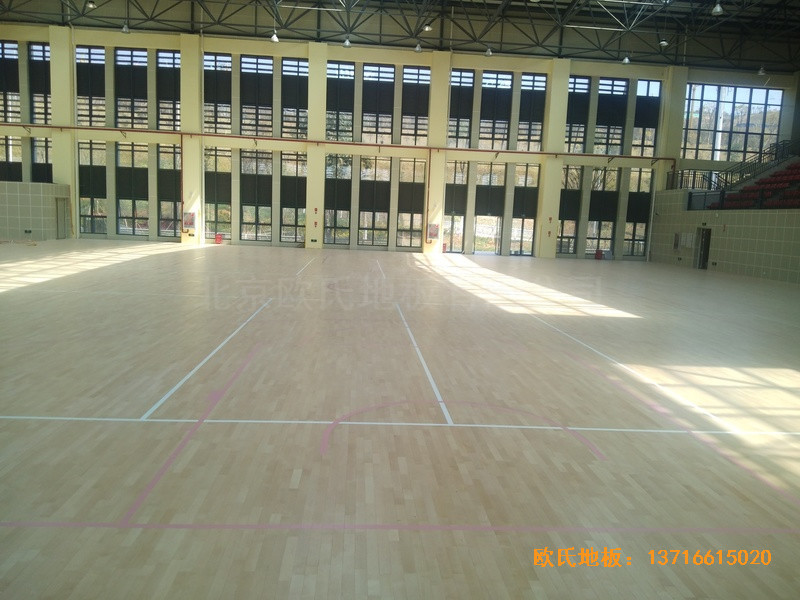 云南滇西技術(shù)大學(xué)總部籃球館運(yùn)動(dòng)木地板施工案例4