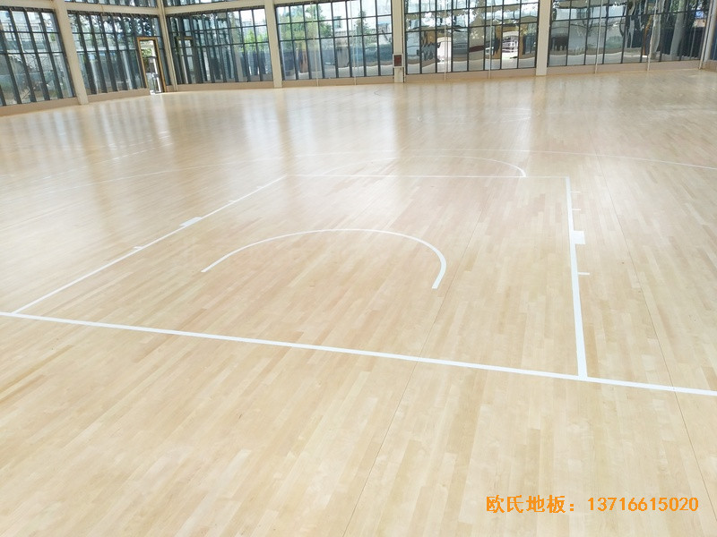 云南羅平縣人民法院運(yùn)動(dòng)館運(yùn)動(dòng)木地板施工案例2