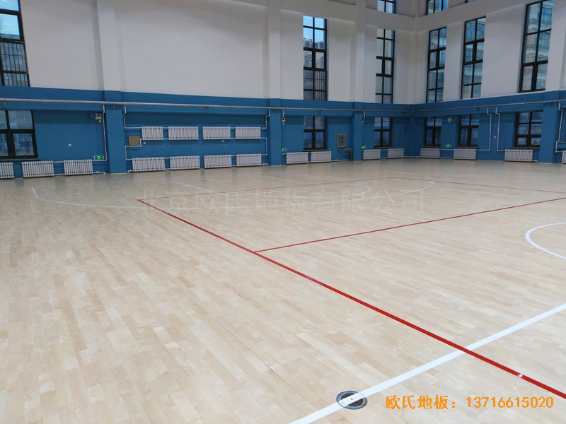 內(nèi)蒙古扎蘭屯職業(yè)學(xué)院籃球館體育木地板鋪裝案例2