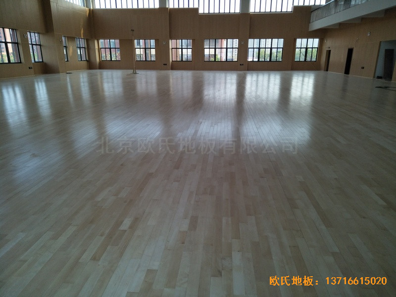 上海松江區(qū)佘北學(xué)校運(yùn)動館運(yùn)動木地板安裝案例5