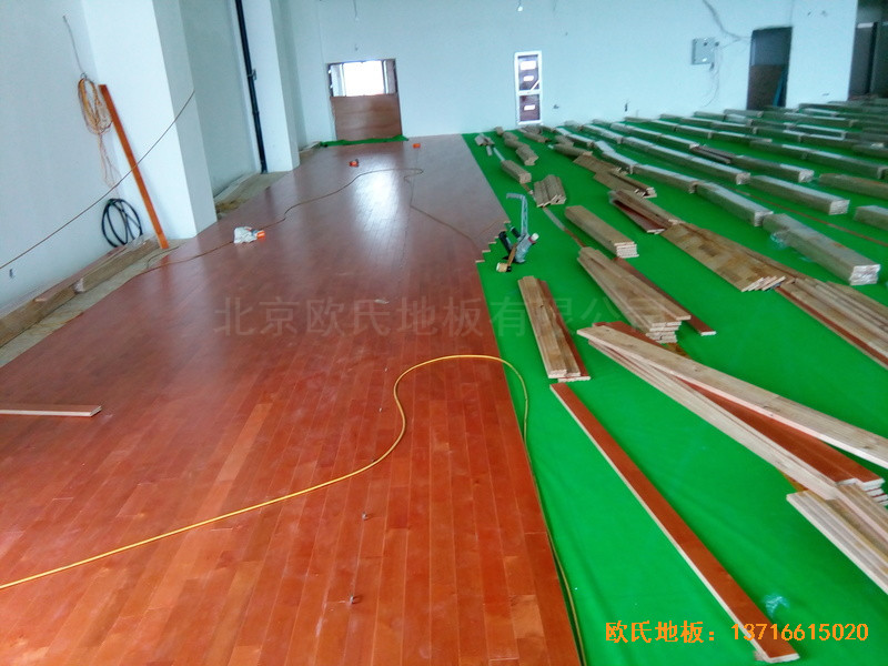 南京浦口區(qū)復(fù)興小學(xué)運(yùn)動(dòng)館運(yùn)動(dòng)木地板施工案例3