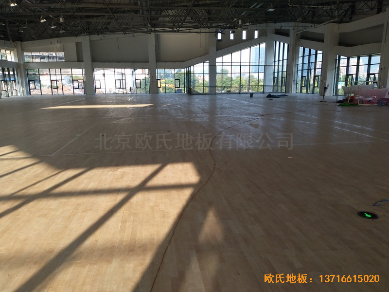 四川宜賓市臨港實(shí)驗(yàn)學(xué)校體育館體育地板鋪裝案例0
