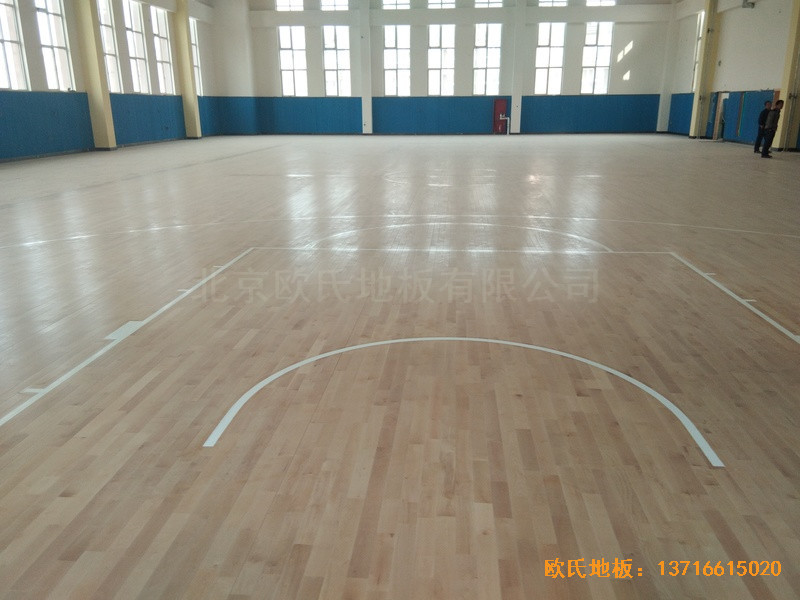 山東李滄徐水路小學(xué)籃球館運(yùn)動木地板鋪設(shè)案例3