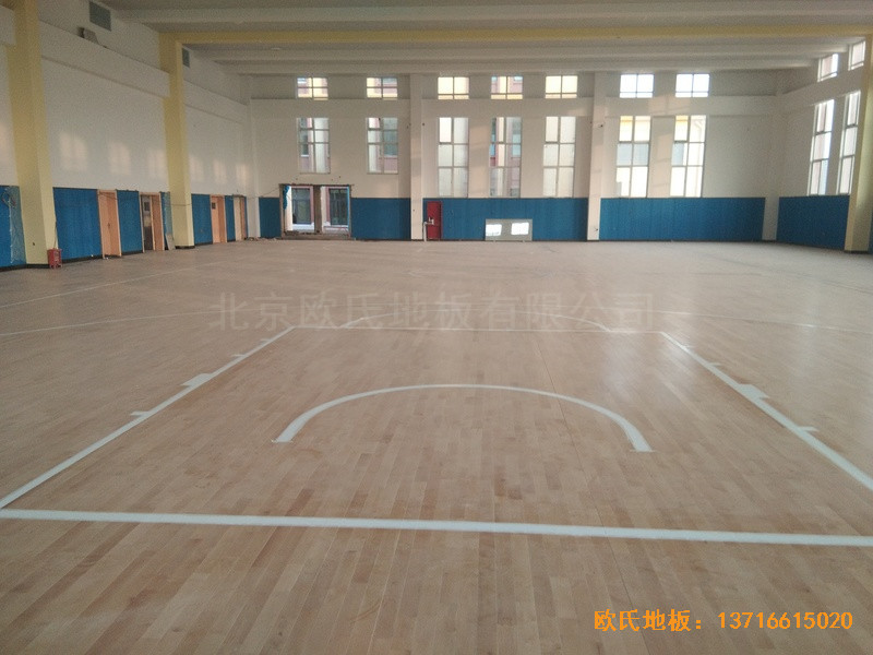 山東李滄徐水路小學(xué)籃球館運(yùn)動木地板鋪設(shè)案例5