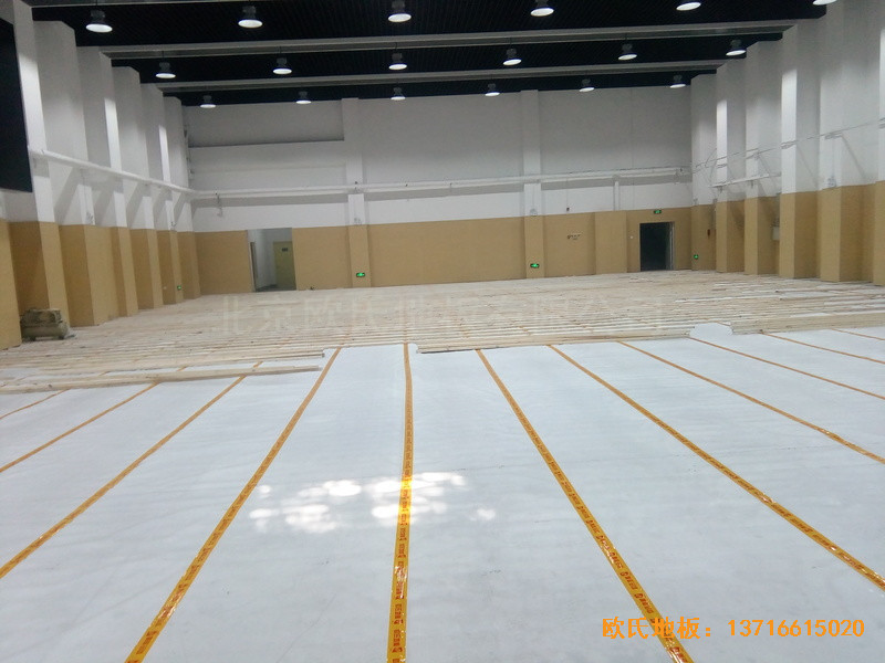 山東濟南歷下區(qū)燕山學校籃球館運動地板鋪設(shè)案例2