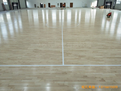 江蘇新能源科技公司籃球館運(yùn)動(dòng)木地板安裝案例