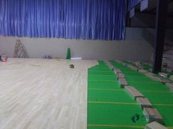 普通籃球運(yùn)動(dòng)木地板施工團(tuán)隊(duì)